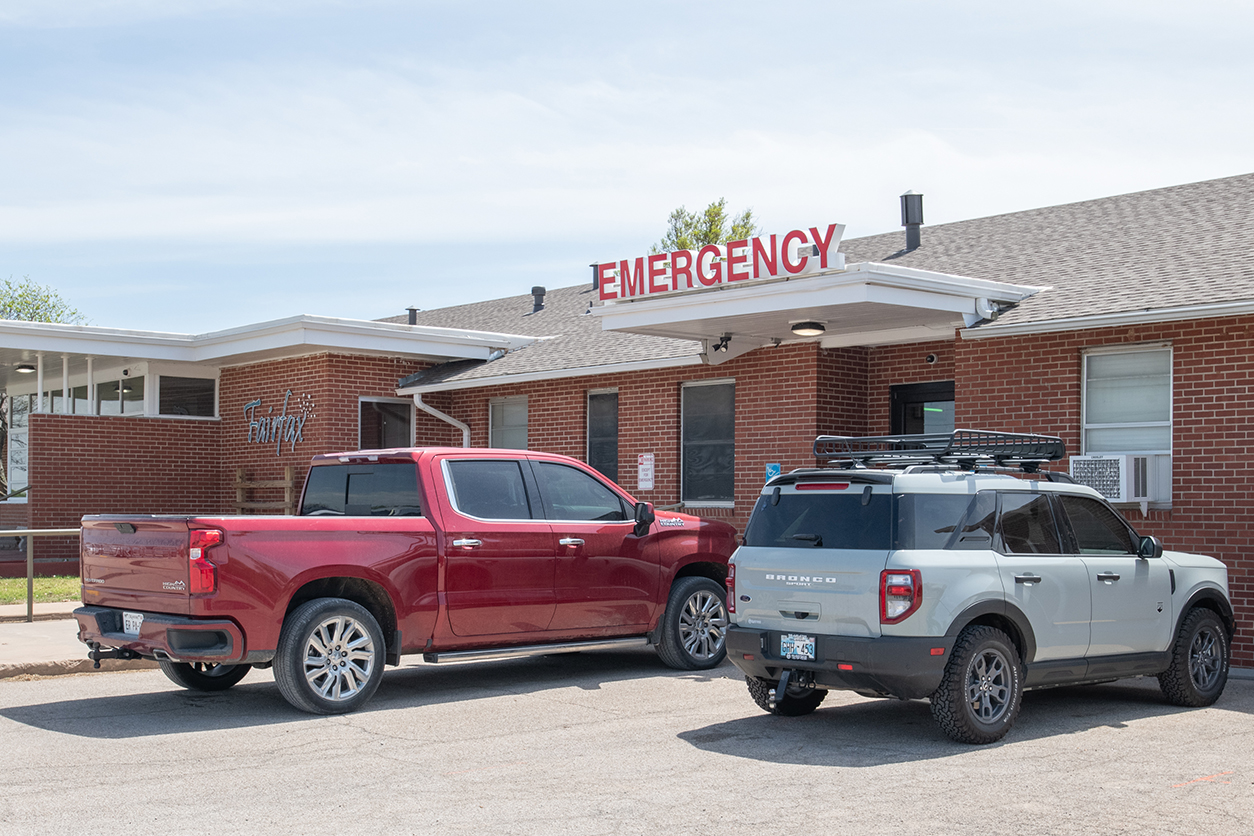 Phot of young Female Patient Talking To Nurse In Emergency Room